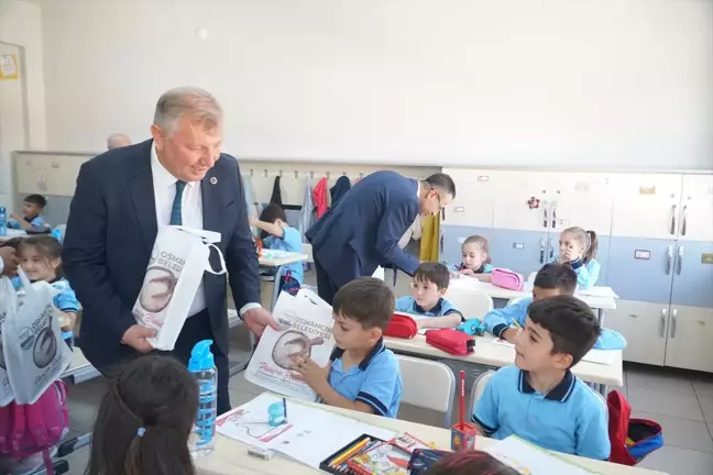 Çorum'da Osmancık Belediyesi İlkokul Öğrencilerine Kırtasiye Seti Hediye Etti