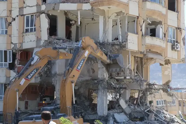 Hatay'da depremden etkilenen ağır hasarlı binalar kontrollü olarak yıkıldı