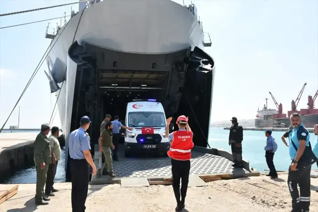 TCG Sancaktar ve TCG Bayraktar'ın Libya'ya ulaştırdığı yardım malzemeleri yetkililere teslim edildi
