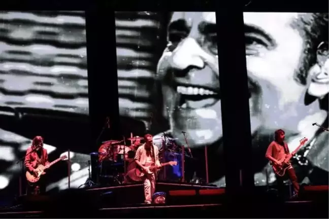 Mor ve Ötesi, Özkan Uğur ve Erkin Koray'ı andı