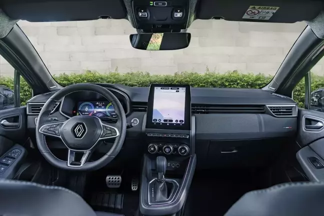Renault Clio yenilenen özellikleriyle Türkiye'de satışa sunuldu