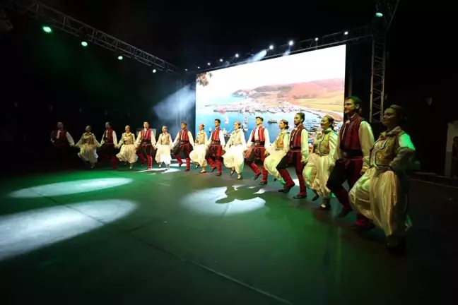 Derince Gösteri Merkezi'nde Halk Oyunları Şöleni