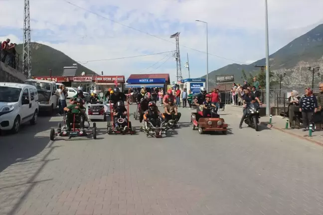 Artvin'de Atık Malzemelerden Tasarlanan Araçlarla Yarış Düzenlendi