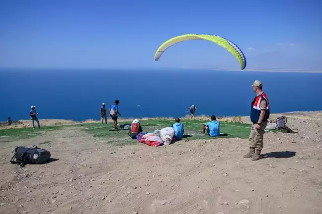 Van'da Yamaç Paraşütü ve Paramotor Hedef Şampiyonası devam ediyor