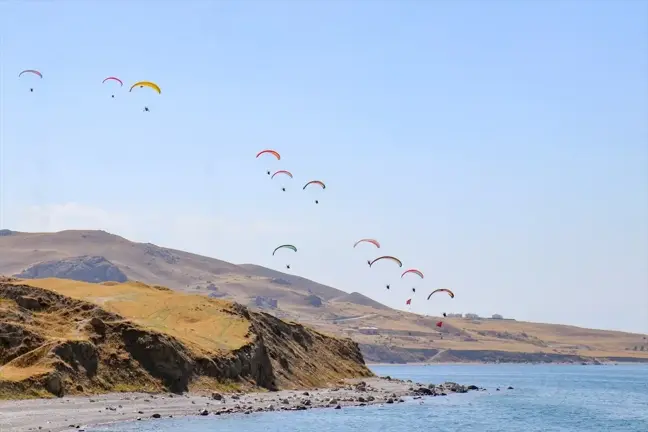 Van'da Yamaç Paraşütü ve Paramotor Hedef Şampiyonası Tamamlandı