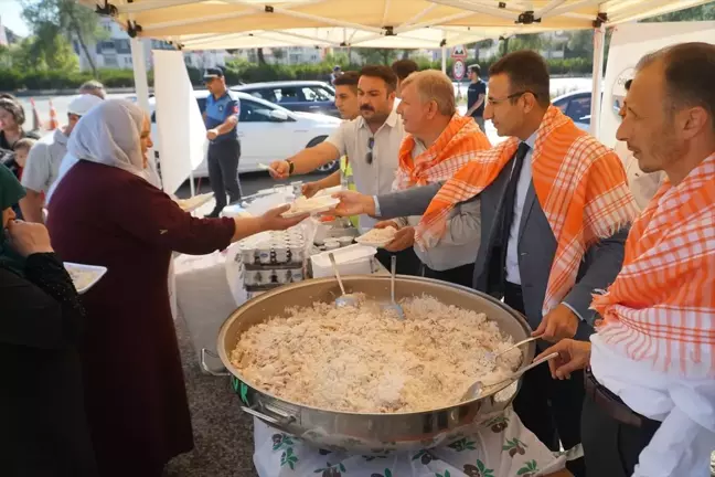 Çorum'da festivalde yapılan pilav kara yolundan geçen sürücülere ikram edildi