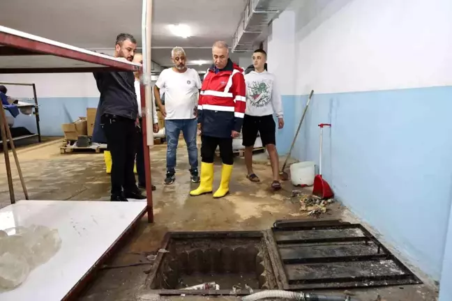 Sultangazi Belediyesi Sağanak Yağış Sonrası Müdahale Ediyor