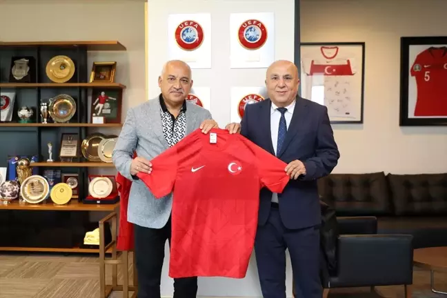 Ankara Tokatlı İş Adamları ve Bürokratlar Derneği Başkanı TFF Başkanı Mehmet Büyükekşi'ni ziyaret etti