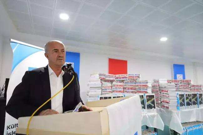 Tuşba Belediye Başkanı Öğrencilere Kaynak Kitap Desteği Verdi