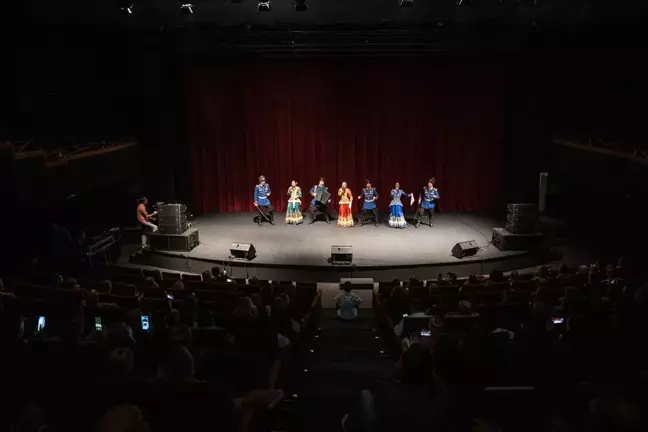 Rusya'dan gelen Lubo-Milo folk topluluğu Atlas Sineması'nda konser verdi
