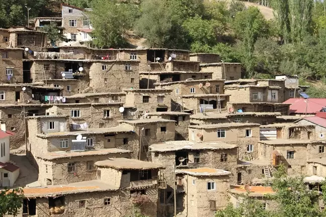 Bitlis'teki taş evler doğaseverlerin ilgisini çekiyor