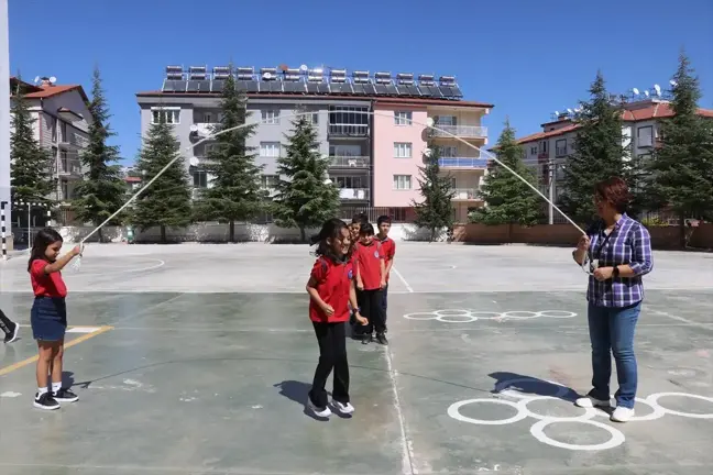 Burdur'da okul bahçeleri geleneksel çocuk oyunlarıyla donatıldı