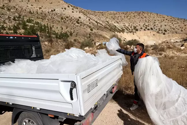 Sivas'ta arazide bulunan gelinlikler belediye ekiplerince toplandı