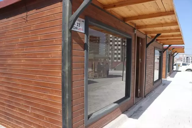 Hatay'da depremzede nakliyeciler, yapımı tamamlanan çarşıda iş yerlerine kavuştu