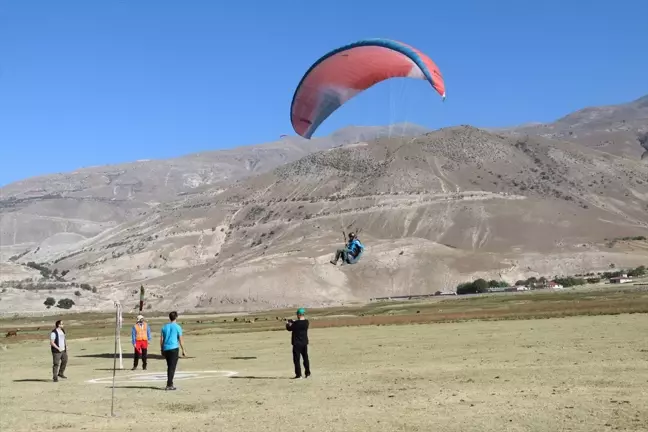 Erzincan'da Yamaç Paraşütü Hedef Eğitim Yarışması Başladı