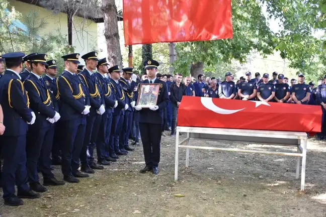 Ankara'daki yangında dumandan etkilenerek şehit olan itfaiye eri Eskişehir'de son yolculuğuna uğurlandı