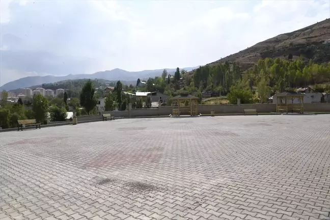 Muş'ta cami ve okullarda çevre düzenlemesi devam ediyor