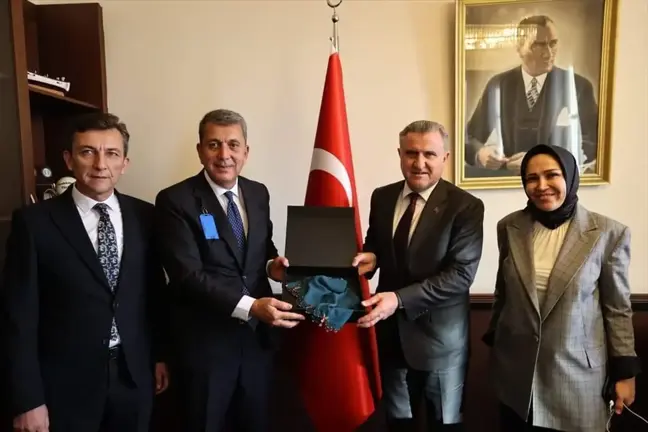 Nallıhan Belediye Başkanı İsmail Öntaş, Gençlik ve Spor Bakanı Osman Aşkın Bak'ı ziyaret etti