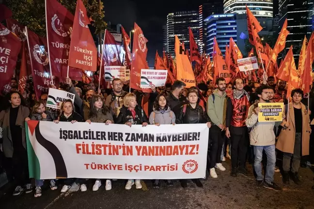 İsrail'in Gazze'deki Hastaneye Saldırısını Protesto Eden Gösteriler Devam Ediyor