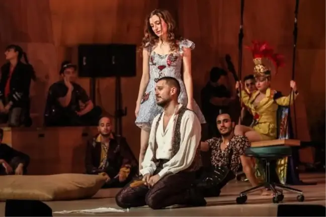 Uraz Kaygılaroğlu ve Nezaket Erden'in başrolünde olduğu 'Aşık Shakespeare' sahnelendi