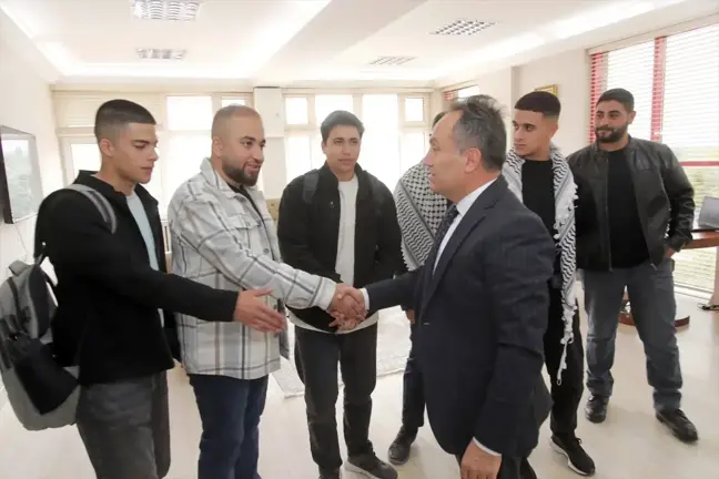 Filistinli öğrenciler TOGÜ Rektörü Yılmaz'ı ziyaret etti