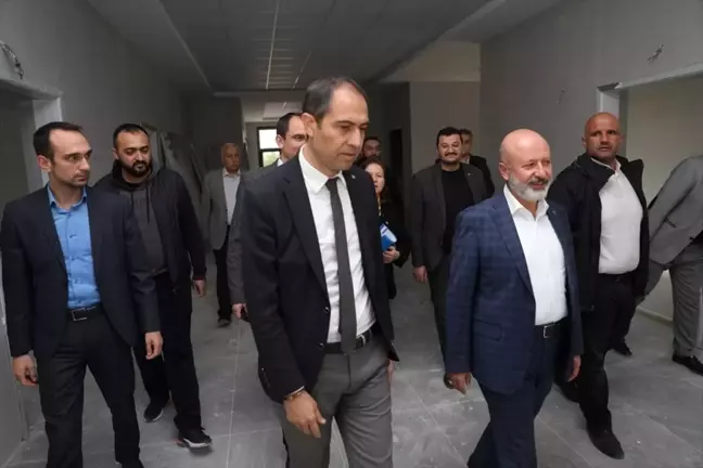 Kocasinan Belediye Başkanı Ahmet Çolakbayrakdar, Hayırsever İlbasmış ailesinin katkılarıyla yapılan aile sağlık merkezini inceledi