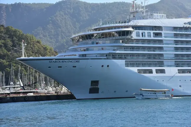 Bahama bayraklı Seabourn Encore Marmaris'e geldi