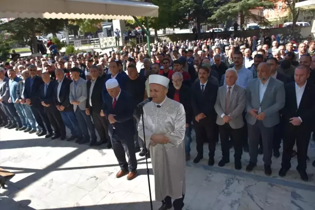 İsrail'in Gazze'ye yönelik saldırılarında hayatını kaybeden Filistinliler için gıyabi cenaze namazı kılındı