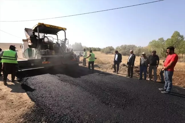 Tuşba Belediyesi Cadde ve Sokaklarda Döşeme Çalışmalarına Devam Ediyor