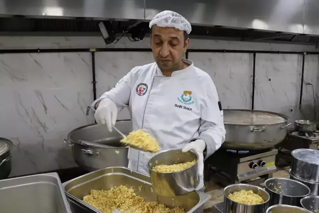 Haliliye Belediyesi İhtiyaç Sahibi Ailelere Sıcak Yemek Dağıtımını Sürdürüyor