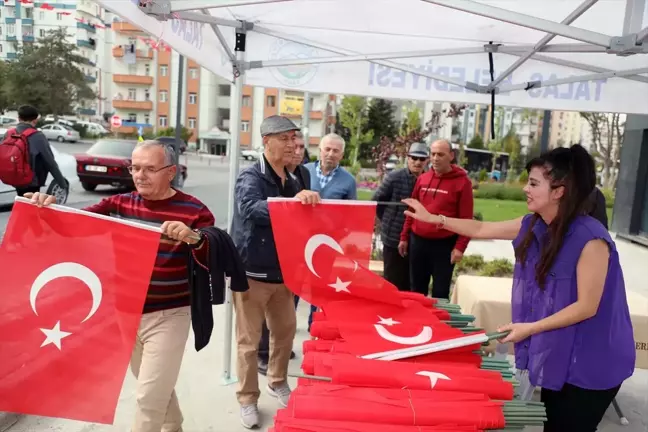 Talas Belediyesi İlçeyi Bayraklarla Donattı
