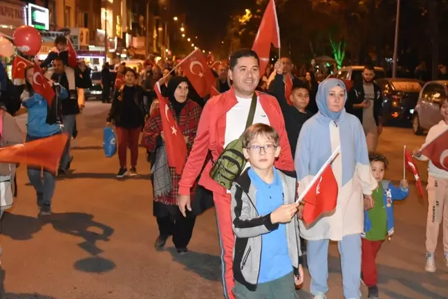 Afyonkarahisar'da Cumhuriyet'in 100. yılı kutlamaları kapsamında fener alayı düzenlendi