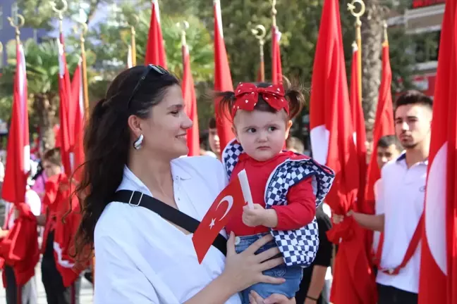 Bandırma'da Cumhuriyet'in 100. yıl dönümü kutlamalarında çelenk töreni yapıldı