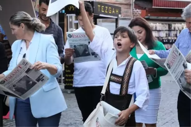Çift Geyik Karaca, Cumhuriyet'in 100. Yılına Özel Gazete Dağıttı