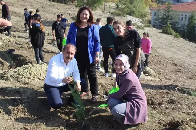 Harmancık'ta cumhuriyetin 100. yılı dolayısıyla 100 fidan yaprakla buluştu