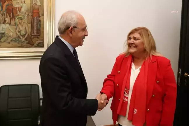 Ceyhanlı Kadınlar Cumhuriyetin 100. Yılı Dolayısıyla Kılıçdaroğlu'nu Ziyaret Etti