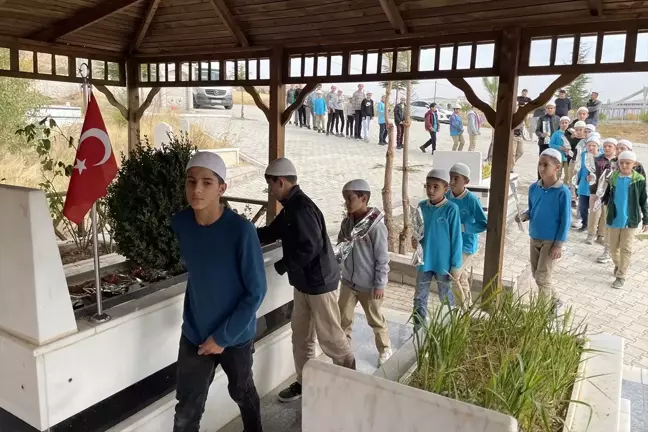 Hafızlık öğrencileri şehit Fethi Sekin'i doğum gününde kabri başında dualarla andı