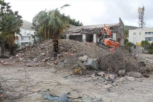 Muğla'da 28 yıllık okul yıkıma başlandı