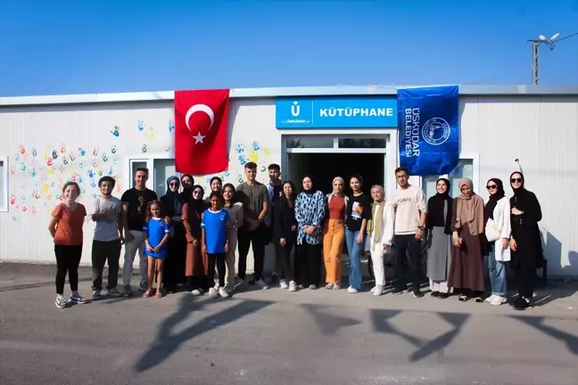 İstanbul'daki Üniversite Öğrencileri Depremzedelere Kütüphane Kurdu