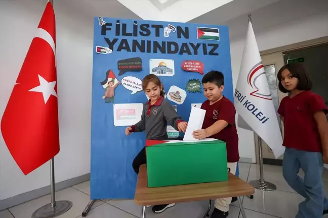 Antalya'da öğrenciler Filistin'e yardım kumbarası oluşturdu