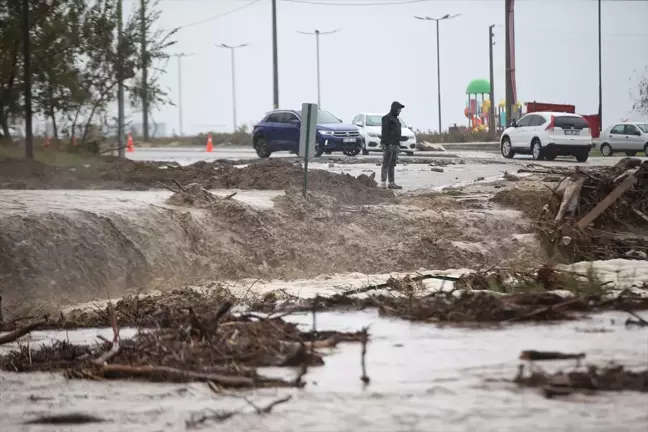 Çanakkale'de Sağanak Sonucu Kepez Çayı Taştı