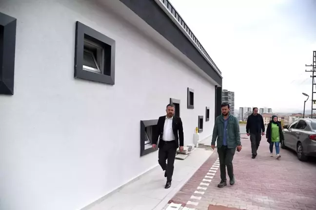 Pursaklar Belediye Başkanı Çetin, yapımı devam eden spor salonunda incelemelerde bulundu