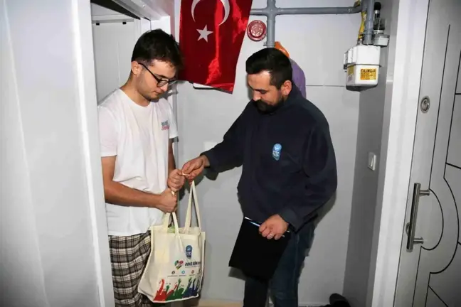 Eyüpsultan Belediyesi Üniversite Öğrencilerine Gıda Destek Paketleri Sunuyor