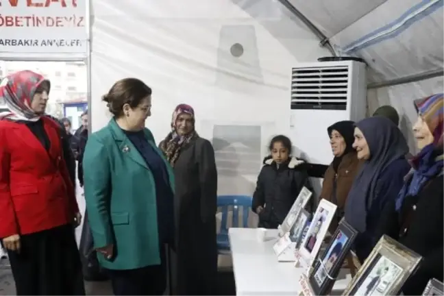 TBMM İnsan Hakları İnceleme Komisyonu, HDP binası önünde evlat nöbeti tutan aileleri ziyaret etti