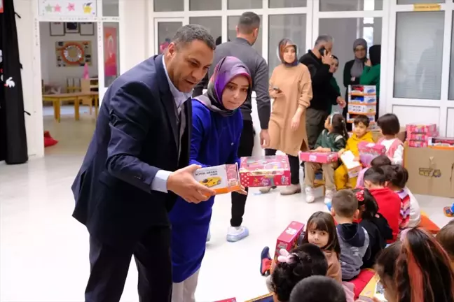 Sorgun Belediye Başkan Ekinci, çocuklara oyuncak hediye etti