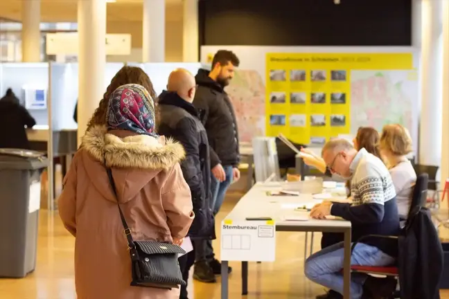 Hollanda'da Genel Seçimler Başladı