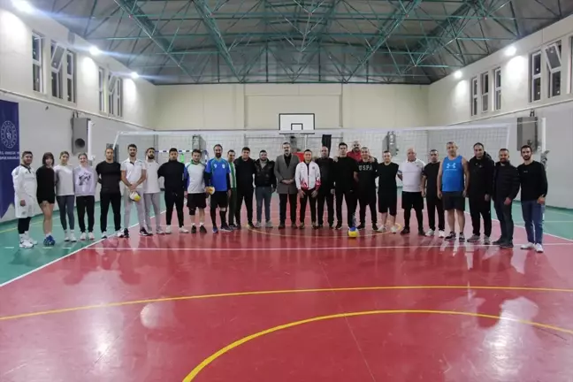 Armutlu'da Cumhuriyet'in 100. yılı voleybol turnuvası düzenlendi