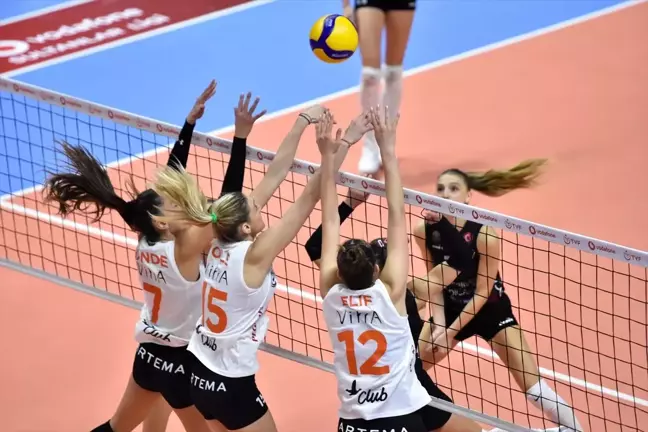 Eczacıbaşı Dynavit, Nilüfer Belediyespor'u 3-0 Yendi