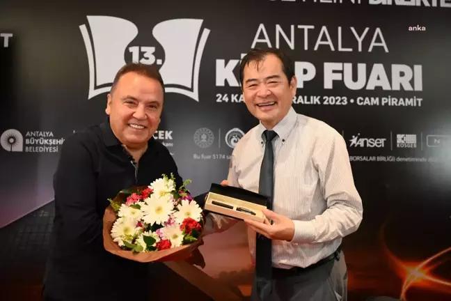 Antalya Konyaaltı Kitap Fuarı'nda Kitapseverler Yazarlarıyla Buluştu