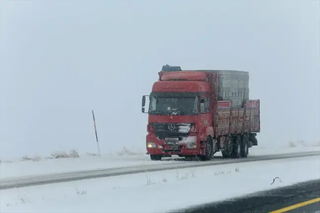 Kars-Iğdır kara yolunda kar ve tipi nedeniyle ulaşım güçlüğü yaşanıyor